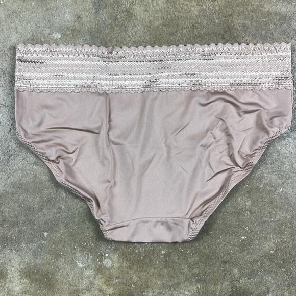 Warner’s No Muffin top Panties with Lace Waistband
Size: Medium - Picture 2 of 2